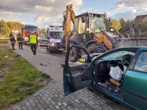 21-latek uciekał przed policją, uderzył w koparkę. Został przetransportowany śmigłowcem do szpitala