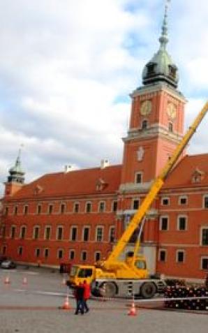 27-metrowa choinka powstaje na placu Zamkowym. W sobotę impreza mikołajkowa