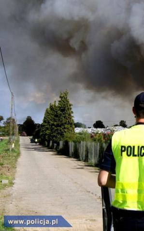 Trwa gaszenie sortowni odpadów w Dąbrówce Wlkp. Mieszkańcy w maskach, bo dym trujący