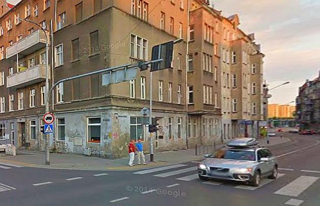 Przechodząc obok kwiaciarni postanowił zabrać wazon i kwiaty