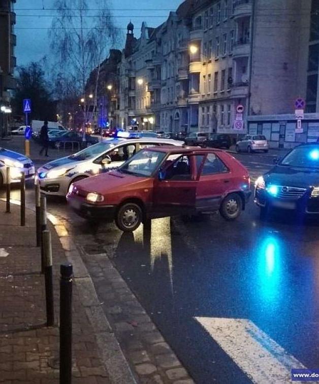 17-latek bez prawa jazdy swoją poranną podróż zakończył na przydrożnym słupku