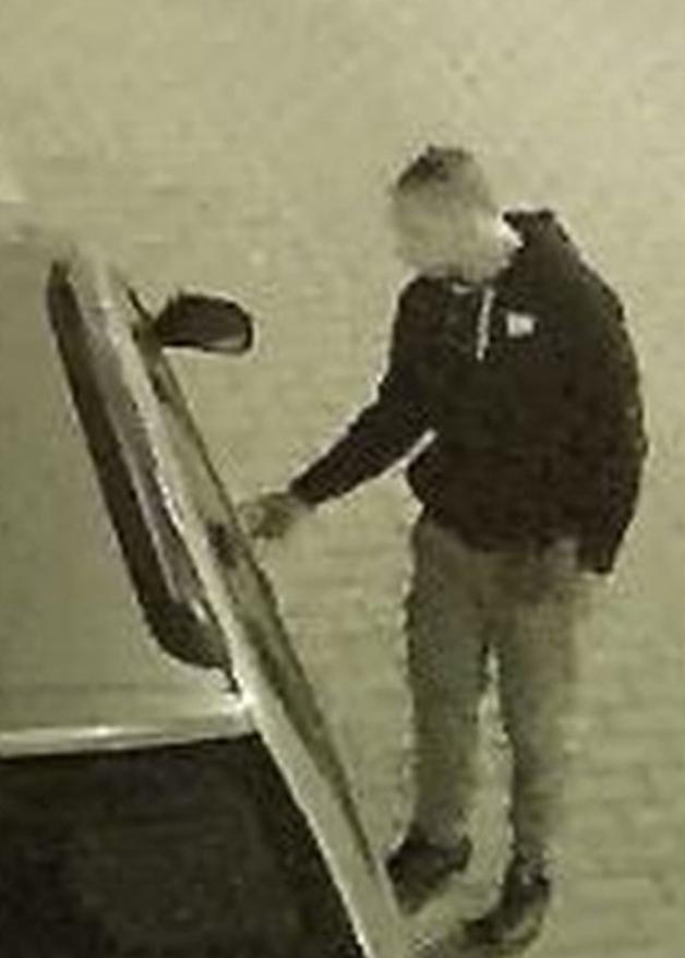 [VIDEO] DOLNOŚLĄSKIE: Czy rozpoznajesz tych mężczyzn? Policja poszukuje osób mogących mieć związek z podpaleniem pojazdów