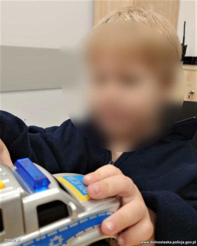 Dwulatek sam na ulicy, do tego w lekkim ubraniu. Po interwencji wszystko się wyjaśniło